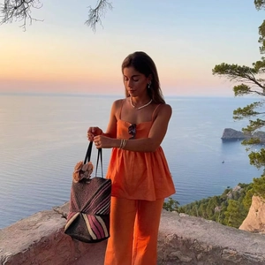 Ensemble de vacances deux pièces orange avec haut à bretelles et pantalon large