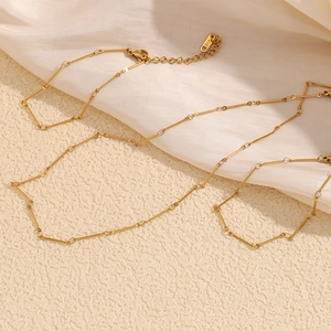Detailed close-up of 18K gold-plated stainless steel chain with K18 engraved tag