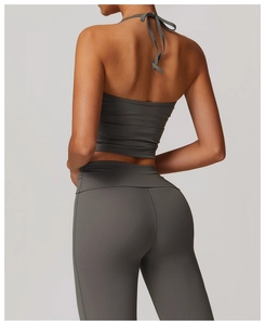 Détail arrière de l'ensemble de yoga gris foncé avec bretelles croisées et dos nu chic