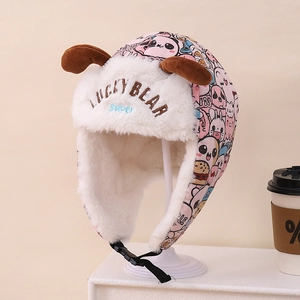 Détail du bonnet d'hiver rose avec imprimés dessins animés et doublure en peluche