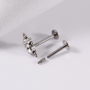 Détail de tige de piercing en titane G23 filetée avec fleur en zircone étincelante