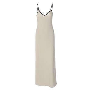 Détail d'une robe longue crème avec bordure noire contrastée sur le col en V