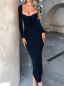 Elegante abito lungo nero a maniche lunghe con pizzo e vestibilità aderente