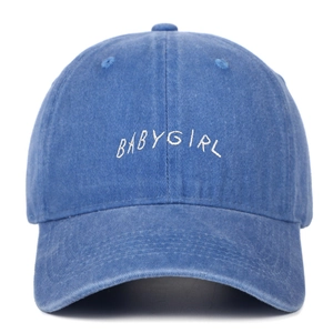 Détail de la broderie blanche Babygirl sur la casquette en coton bleu délavé