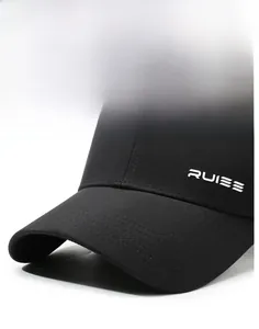 Détail d'une casquette noire avec visière allongée et logo RUIEE blanc sur le côté