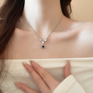 Dettaglio del ciondolo a pietra nera quadrata con accenti di zirconi su argento