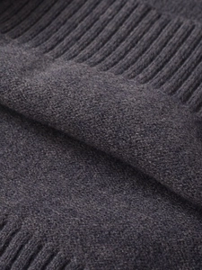Vue macro d'un tricot côtelé gris anthracite de haute qualité montrant la texture douce