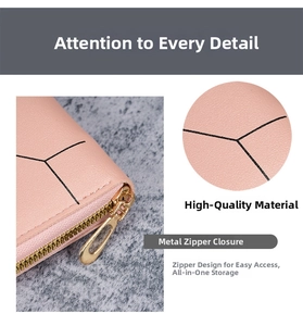 Dettaglio del portamonete in pelle PU rosa con linee geometriche e cerniera in metallo dorato