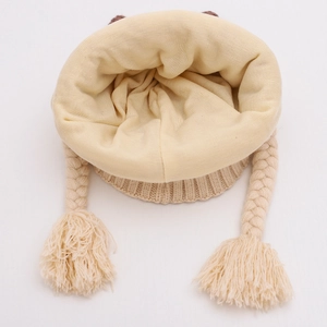 Grazioso cappello invernale in maglia per neonato a doppio strato con trecce crema
