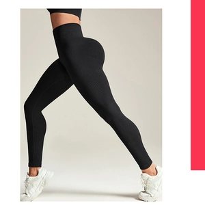 Gros plan sur le legging de yoga sans couture taille haute avec texture côtelée galbante