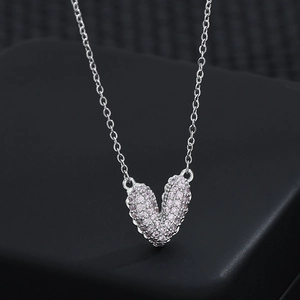Elegante collar de plata con un colgante de corazón con circonitas rosas brillantes
