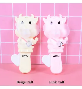 Détails des mini ventilateurs manuels au design de vache de dessin animé en crème et rose