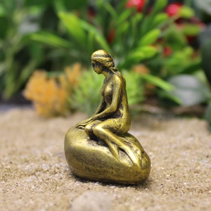 Escultura de sirena en bronce sobre base de arrecife para decoración de micropaisaje