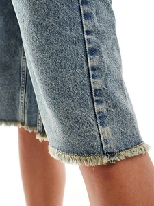 Short en jean vintage ample pour femme avec ourlet effiloché et texture denim lavé