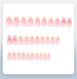 Détail de faux ongles amande avec fleurs 3D et pointes françaises jaunes
