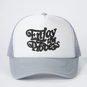 Casquette trucker Enjoy the Process blanc et gris avec filet arrière et taille réglable