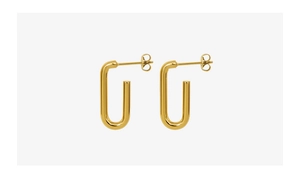 Vista dettagliata degli orecchini geometrici a forma di U in oro 18k su sfondo bianco