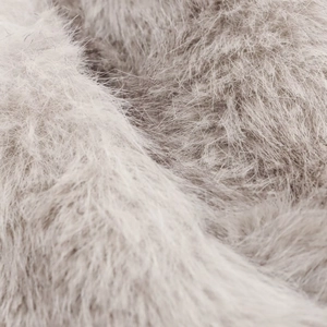 Gros plan sur la texture en fausse fourrure gris clair montrant des fibres douces et duveteuses