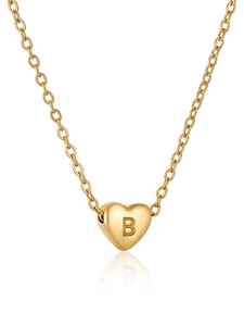 Détail du collier à pendentif cœur plaqué or 18 carats avec lettre B gravée dessus