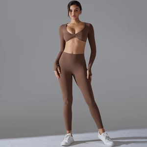 Detail des dunkelbraunen Yoga-Sets mit Twist-Crop-Top und hochtaillierten Leggings