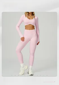 Détail d'un ensemble de yoga rose sans couture avec haut dos nu et legging taille haute