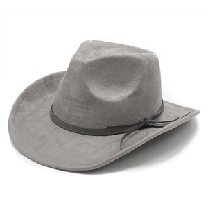 Détail d'un chapeau de cowboy gris en daim avec cordon décoratif et finition texturée
