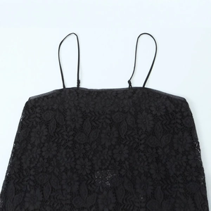 Top lungo asimmetrico in pizzo nero da donna con spalline sottili e dettagli in pizzo
