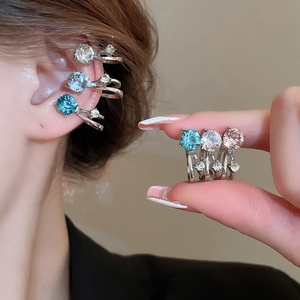Détail macro de boucles d'oreilles double couche avec zircons colorés sur base argent