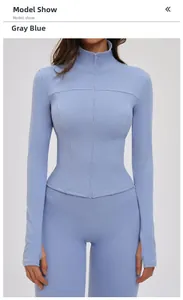Eng anliegende Yoga-Jacke in Graublau mit Stehkragen und praktischen Daumenlöchern
