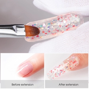 Dettaglio macro del gel poly extension glitterato con paillettes prima e dopo l'applicazione