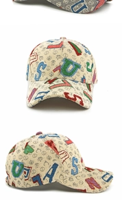 Close-up van beige baseballpet met kleurrijk jacquard-letterpatroon en canvastextuur