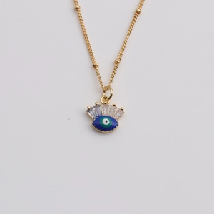 Goldene Evil Eye Halskette mit Zirkonia Krone Anhänger auf neutralem Hintergrund