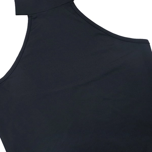 Detailansicht des schwarzen Neckholder-Ausschnitts und feiner Stricktextur am Kleid