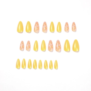 Faux ongles amande avec vernis jaune et motifs floraux blancs pour manucure