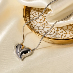 Collana con grande pendente a cuore in oro 18K su seta elegante e piatto in ceramica decorata