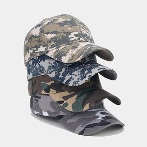 Vier Camouflage-Baseballkappen in verschiedenen Mustern für Outdoor-Sport und Camping