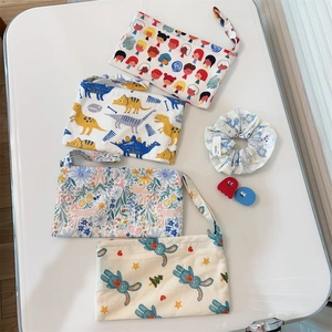 Vue à plat de quatre sacs de rangement en toile avec motifs animaux et chouchous