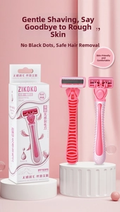 Détail d'un kit rasoir femme rose à 6 lames avec étui de rangement sur un support