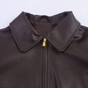 Giacca in pelle marrone scuro con colletto a rever e cerniera dorata per l'autunno