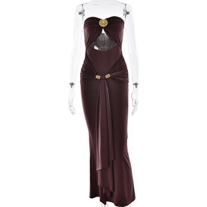 Robe longue bustier marron avec boucles en métal doré et drapé à la taille