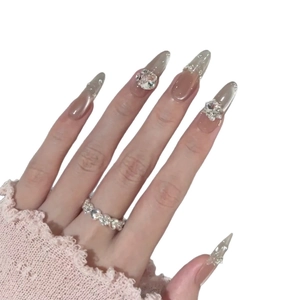 Unghie finte a mandorla lunghe effetto cat-eye con grandi strass e perle eleganti