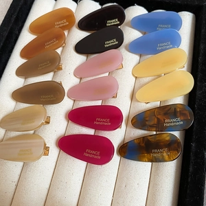 Détail de barrettes goutte colorées avec inscription France Handmade sur pinces dorées