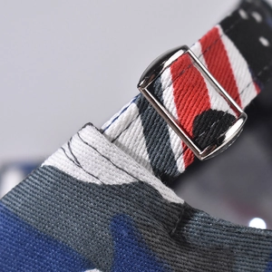 Vue détaillée de la boucle en métal réglable et de la sangle camouflage de la casquette