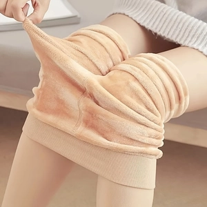 Detail einer hochelastischen hautfarbenen Leggings mit dickem Plüschfutter für den Winter
