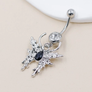 Détail du piercing de nombril papillon avec gemme noire en forme de goutte d'eau