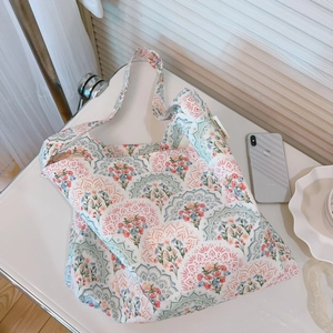 Dettaglio ravvicinato della borsa in tela stile pittura francese con fiori e motivi mandala