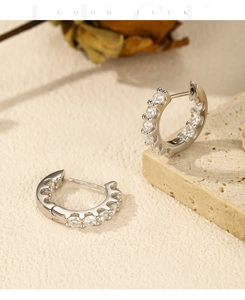 Dettaglio di orecchini a cerchio in argento 925 con brillanti pietre di moissanite VVS1