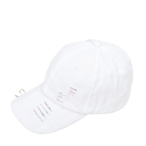 Detailansicht der weißen Baseballkappe im Distressed-Look mit Metallringen und Rissen