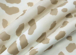 Gros plan sur la texture du tissu léopard d'une robe sexy dos nu à col en V profond