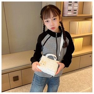 Borsa trapuntata bianca per bambini con coniglietto 3D mostrata in ambiente casa